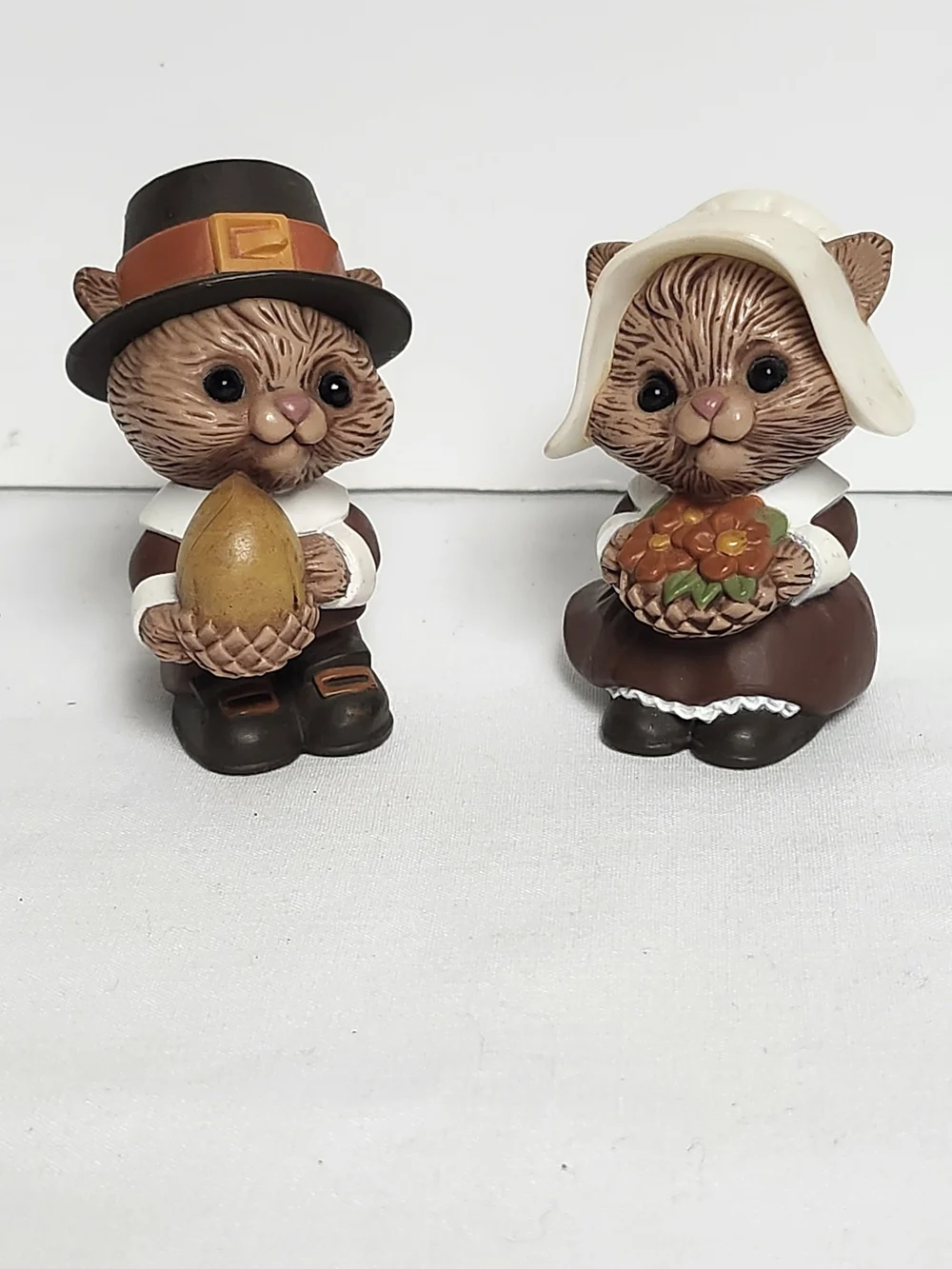 Hallmark Thanksgiving Pilgrim Squirrels Chipmunks Salt & Pepper Shakers 2.5